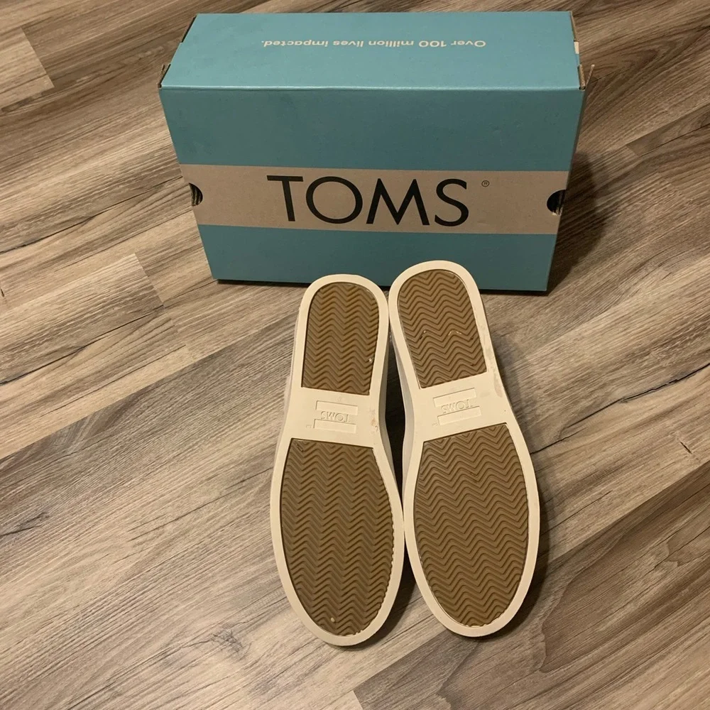 •TOMS• - Picture 2 of 7